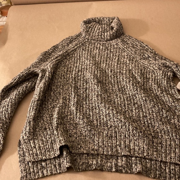 Old navy xl ladies turtle neck sweater - Picture 3 of 6